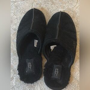 UGG Black Cozy Slippers Women’s 10 Men’s 8